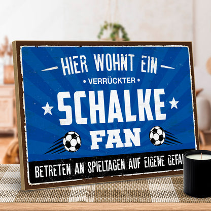 hs-holzbild-mit-spruch-hier-wohnt-ein-verrueckter-schalke-fan